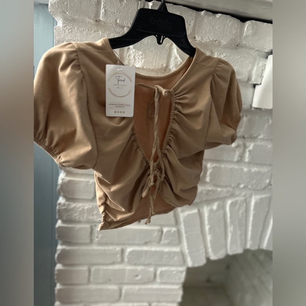Le Lis tan open back crop
